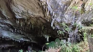 山洞山顶拍摄爬山旅行游玩视频的预览图